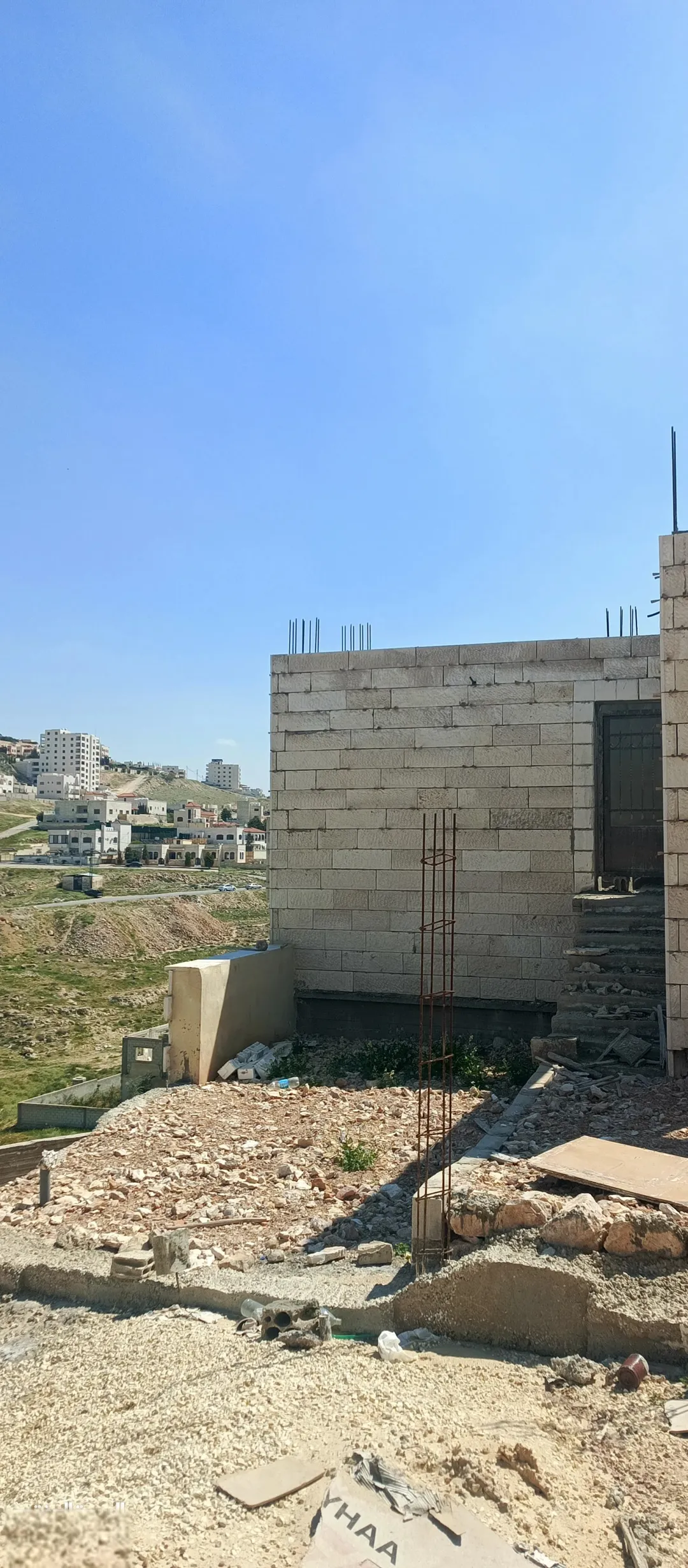 بيت قيد الانشاء بجانب المشتل