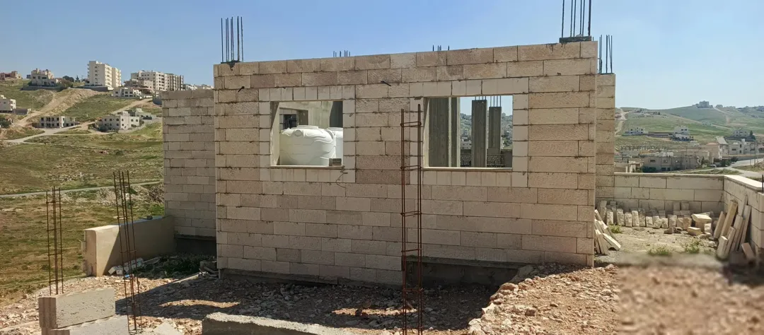 بيت قيد الانشاء بجانب المشتل