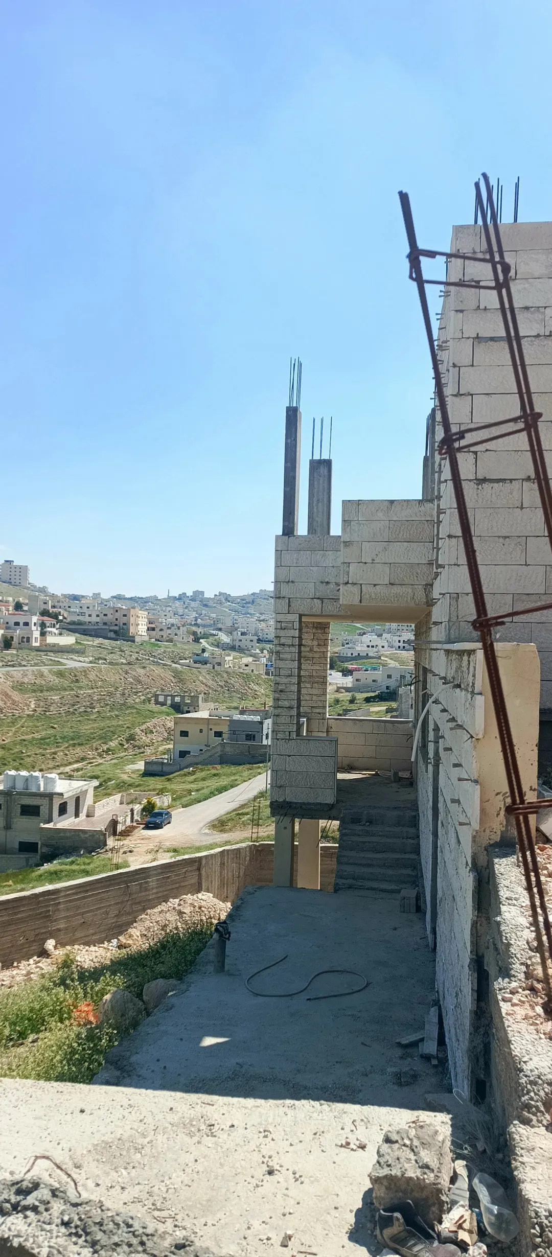 بيت قيد الانشاء بجانب المشتل
