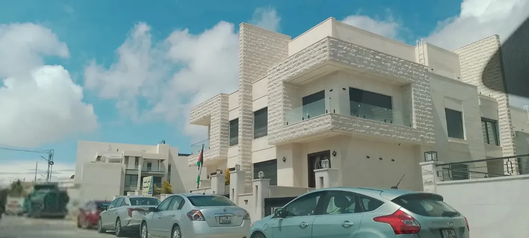 فلل متلاصقة للبيع في عبدون