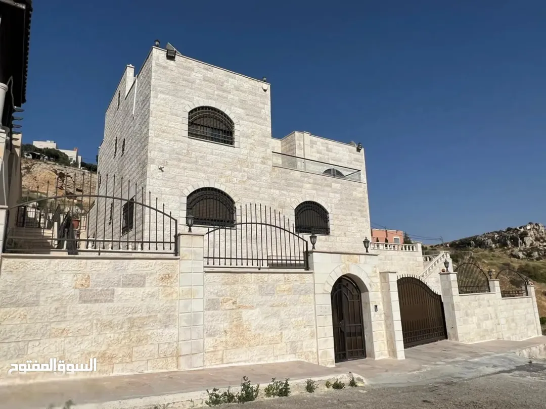 فيلا فاخرة في عمان مرج الحمام 5 دقائق من دوار الدله إطلالة غربية