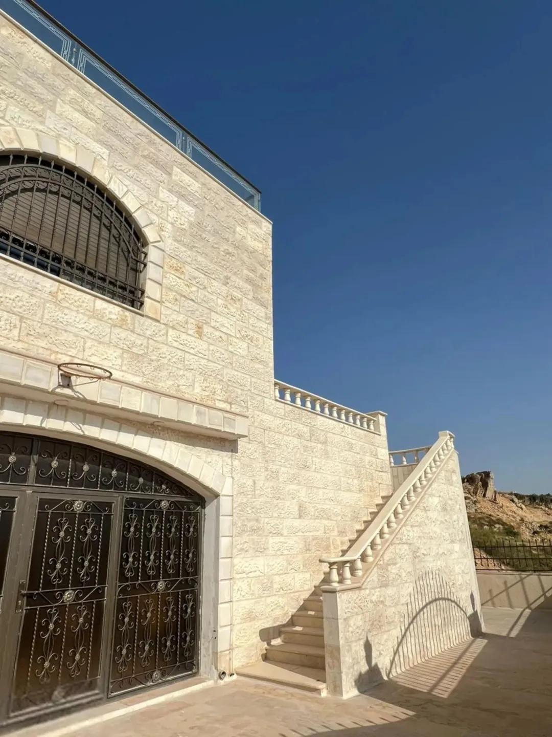 فيلا فاخرة في عمان مرج الحمام 5 دقائق من دوار الدله إطلالة غربية