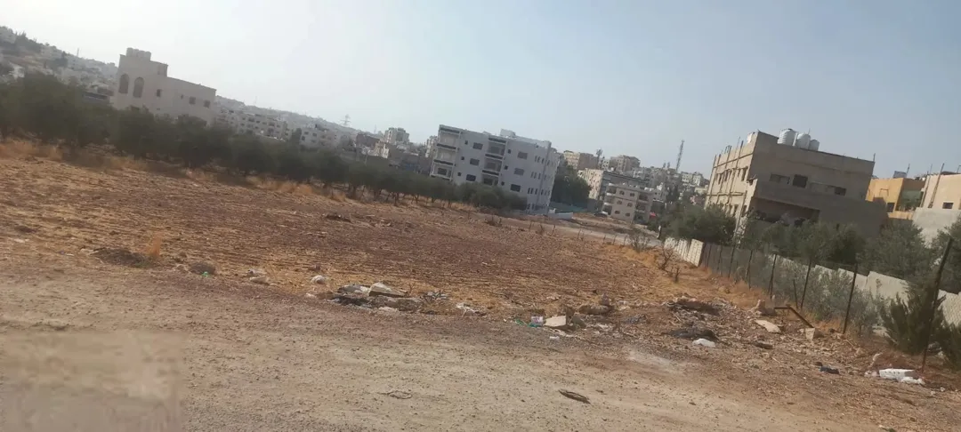 أرض سكنية مميزة للبيع في منطقة جاوا بالقرب من الشارع الرئيسي ومدرسة أجيال الغد