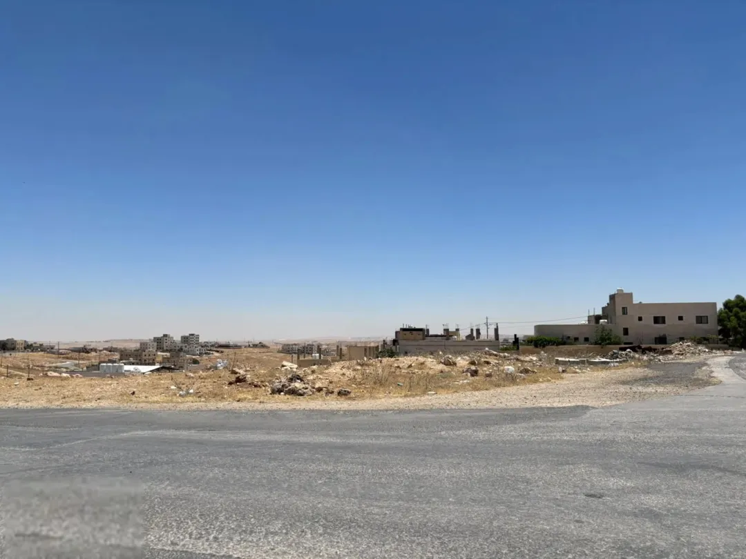أرض مميزة للبيع في أبو علندا بإطلالة رائعة وموقع استراتيجي