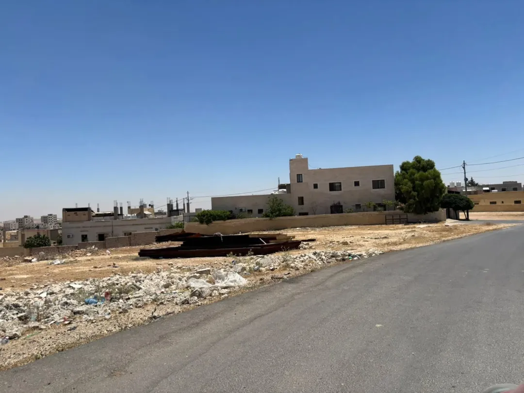 أرض مميزة للبيع في أبو علندا بإطلالة رائعة وموقع استراتيجي