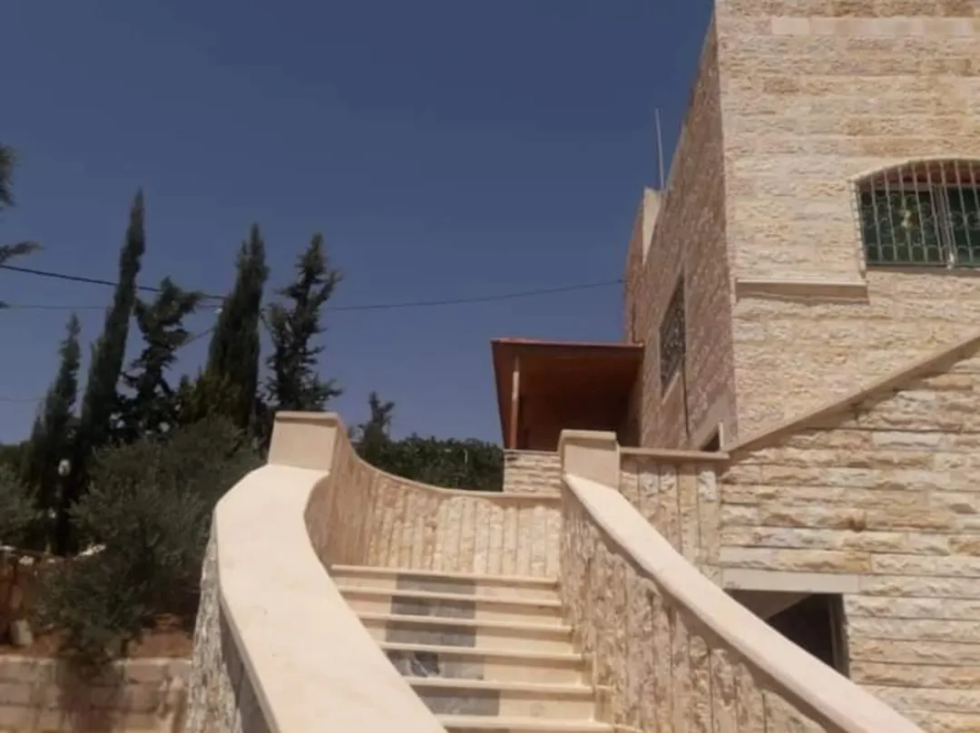 بيت مكون من طابقين للبيع