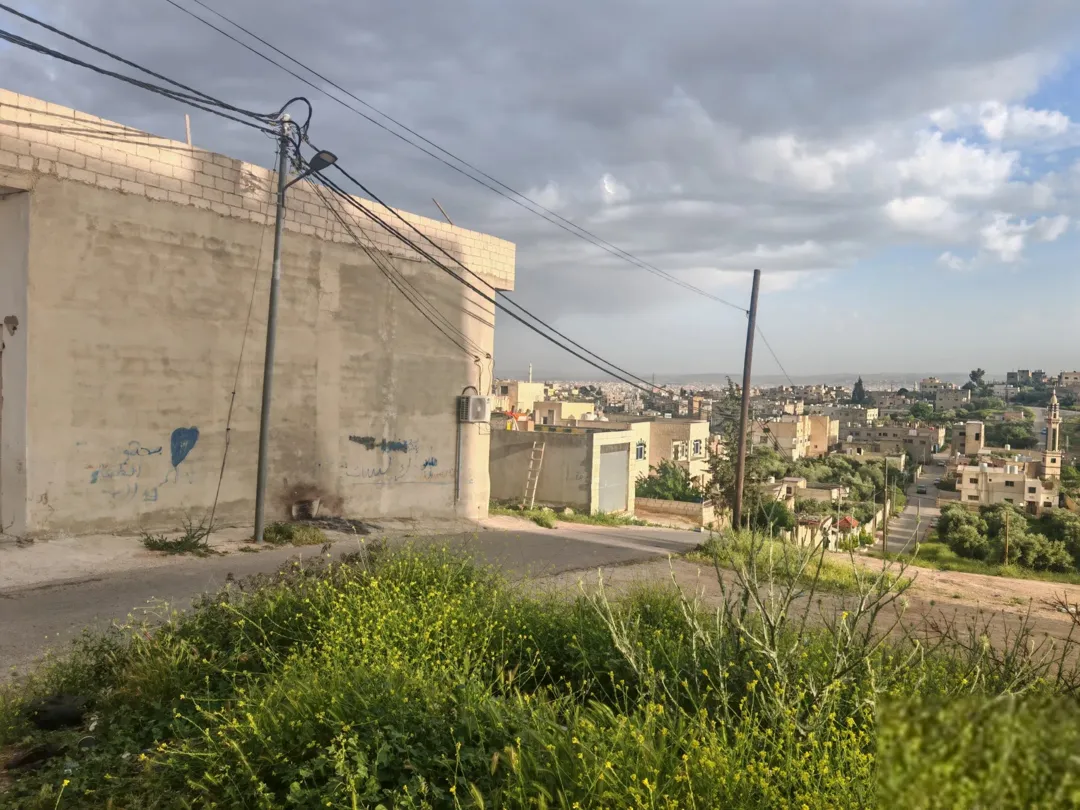 بنايه مع مخازن للبيع