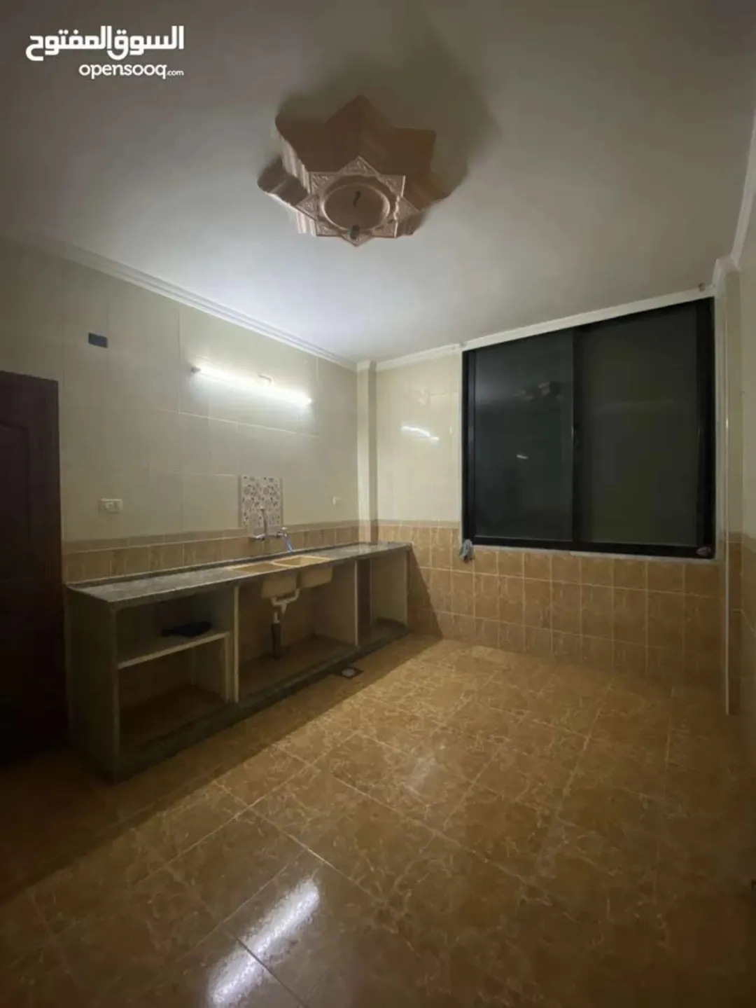 عماره للبيع طابقين مخازن و شقه بمنطقة الزرقاء حي الامير عبدالله بقرب صيدليه فريج