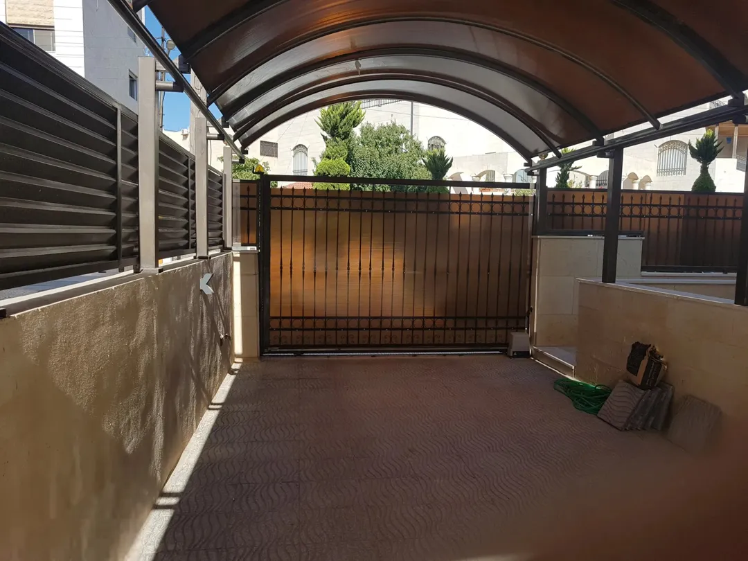 شقة أرضية مفروشة فاخرة للإيجار السنوي في ام اذينة | ID 740661