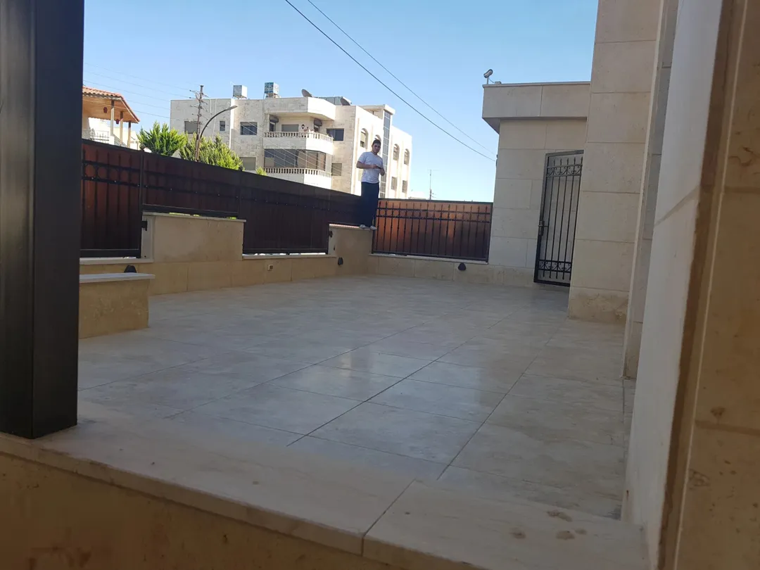 شقة أرضية مفروشة فاخرة للإيجار السنوي في ام اذينة | ID 740661