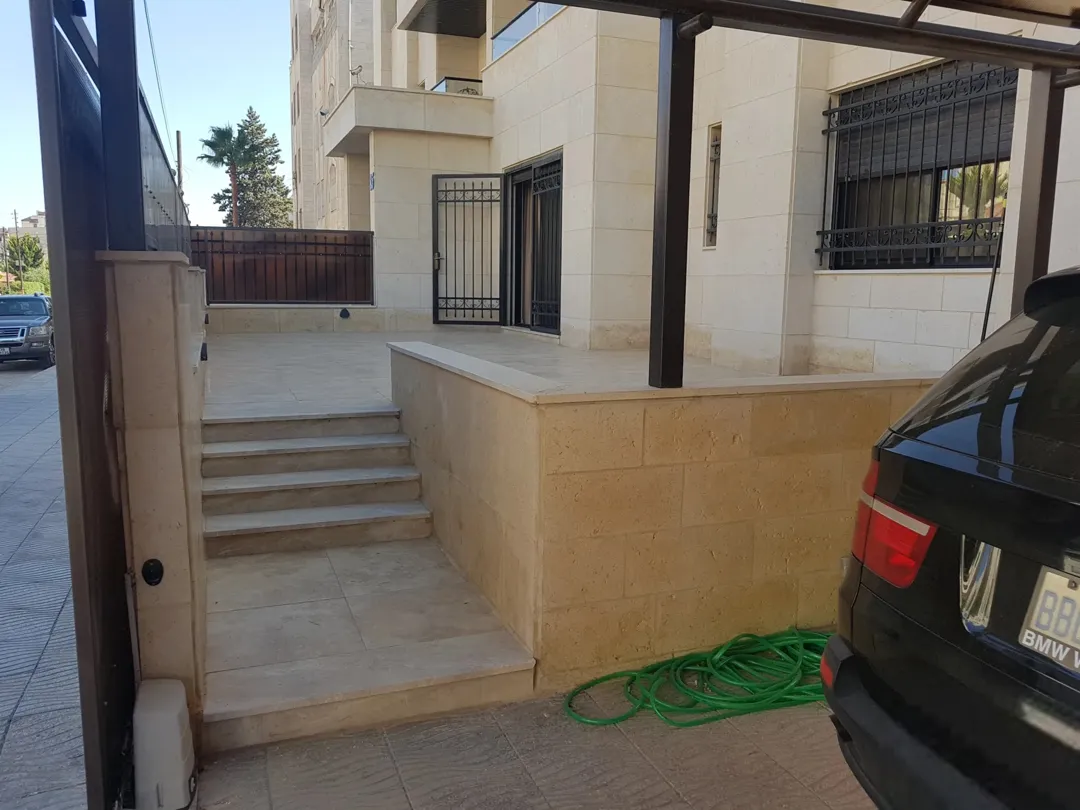 شقة أرضية مفروشة فاخرة للإيجار السنوي في ام اذينة | ID 740661