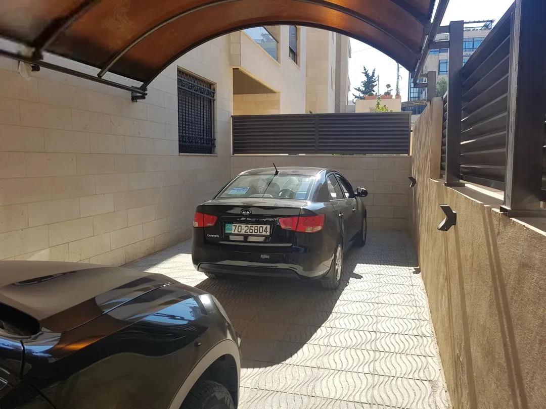 شقة أرضية مفروشة فاخرة للإيجار السنوي في ام اذينة | ID 740661