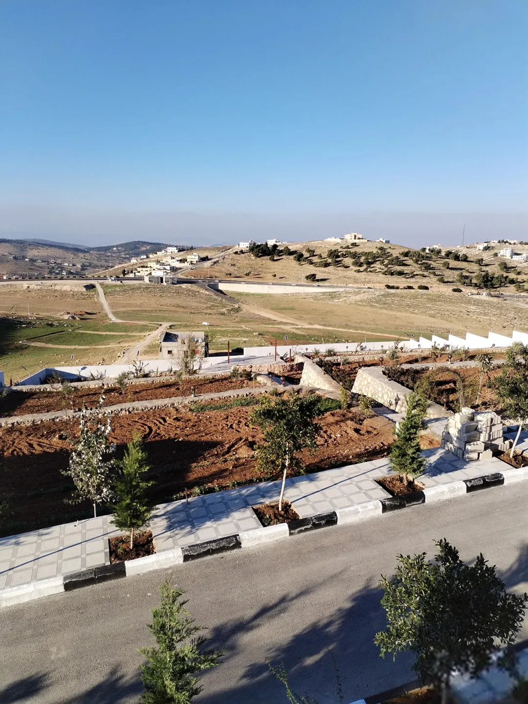 مزروعة مميزة محاذية للحرش مرتفعة وكاشفة