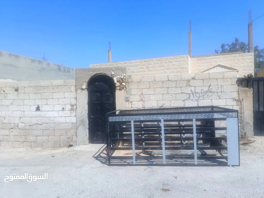 بيت مستقل للبيع في الزرقاء – قصر الحلابات الشرقي