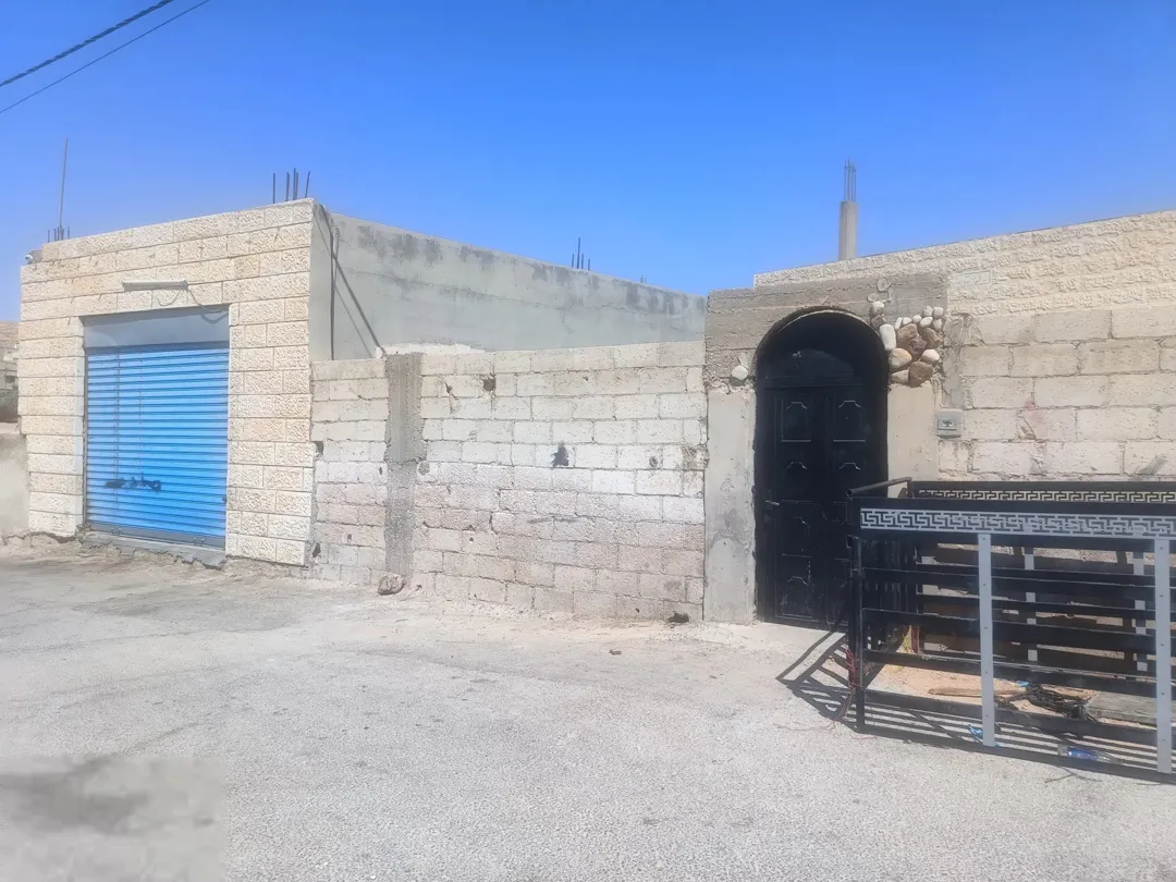 بيت مستقل للبيع في الزرقاء – قصر الحلابات الشرقي
