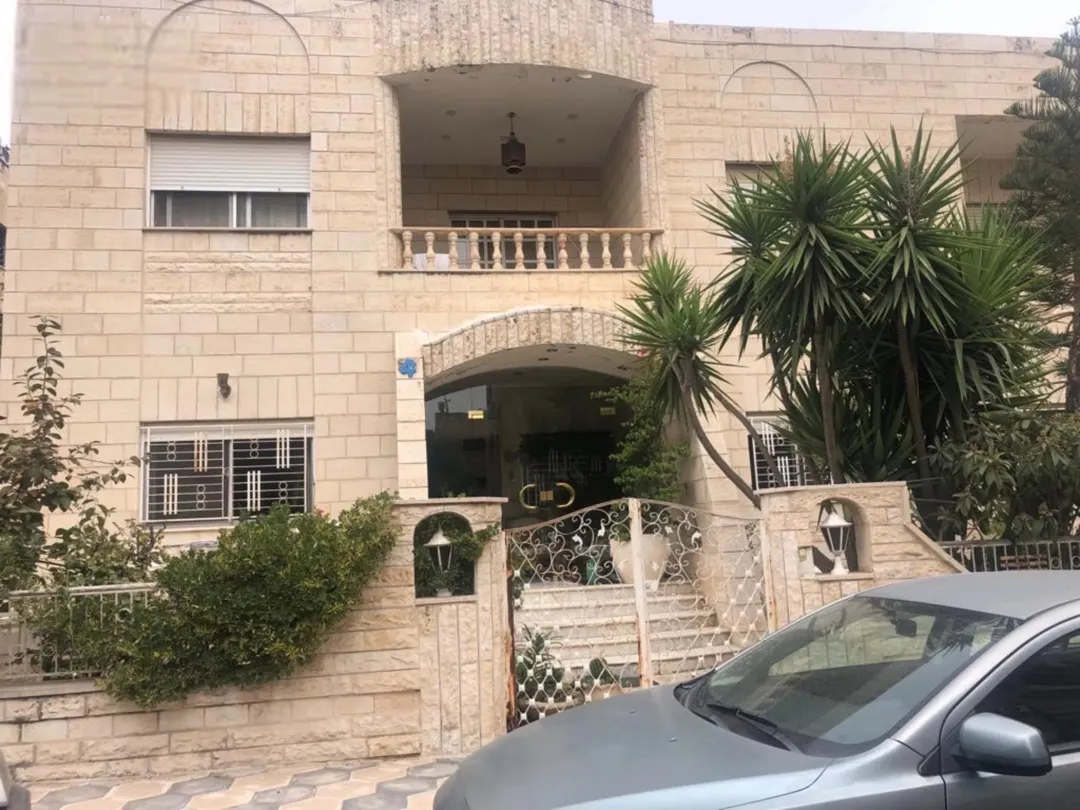 للبيع فيلا طابقين غرب عمان السابع فرصه للاستثمار