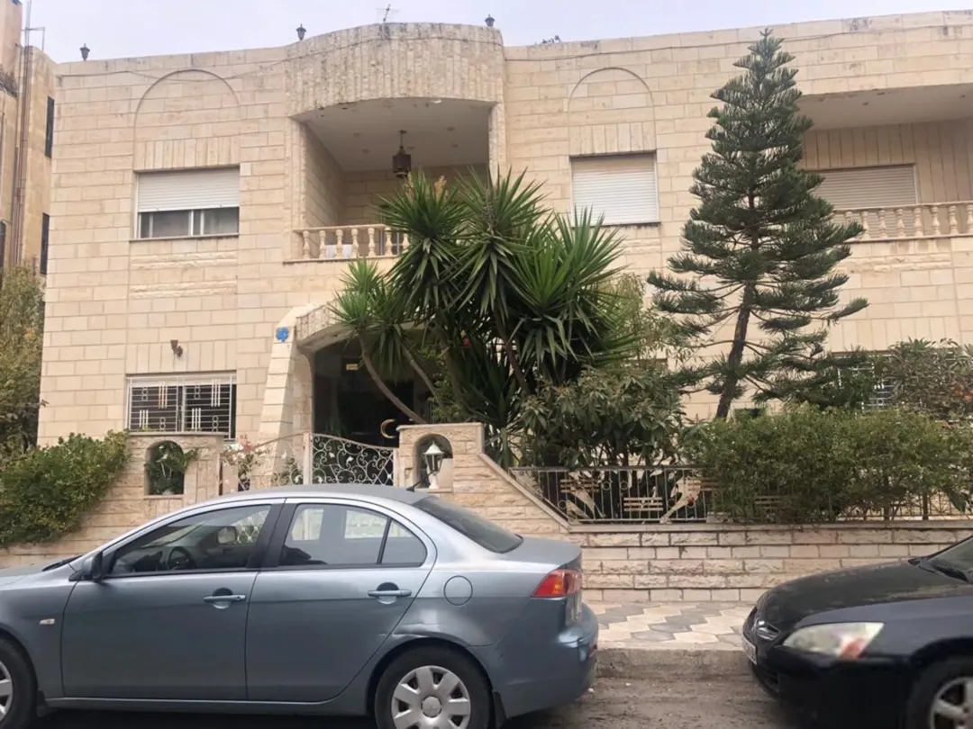 للبيع فيلا طابقين غرب عمان السابع فرصه للاستثمار