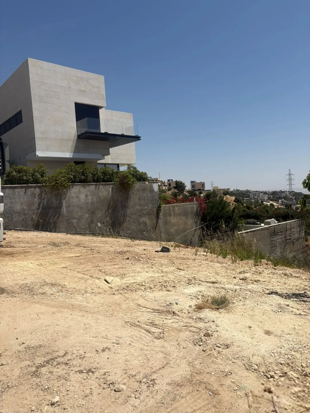أرض سكنية استثنائية في ماحص بموقع لا يضاهى