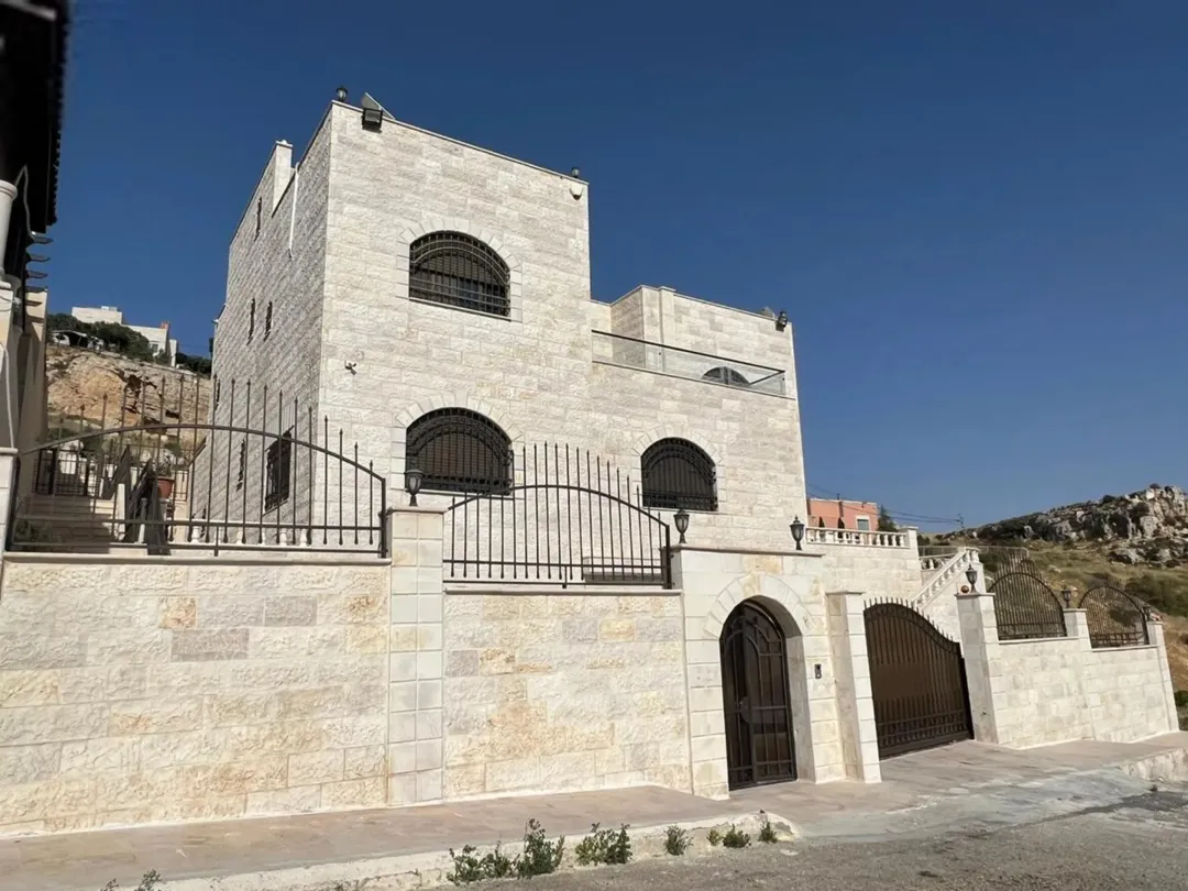 فيلا فاخرة للبيع في عمان بإطلالة غربية مميزة