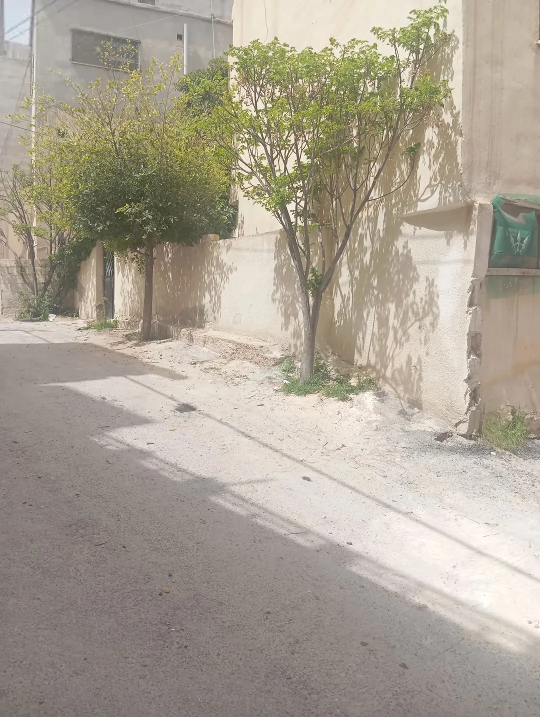 بيت طابقين رائع مع أرض واسعة في الزرقاء الزواهرة