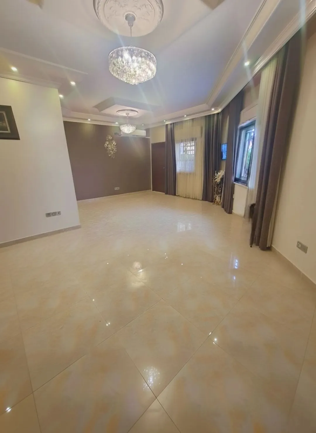 شقة ارضية للبيع – 3 غرف نوم، 193 م²، 90,000 دينار (إعلان 989492)