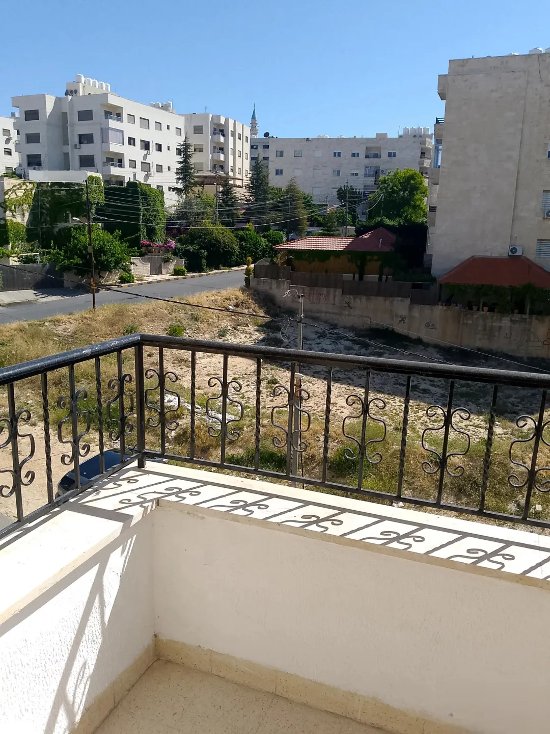 شقه للبيع الجبيهة خلف محكمة شمال عمان