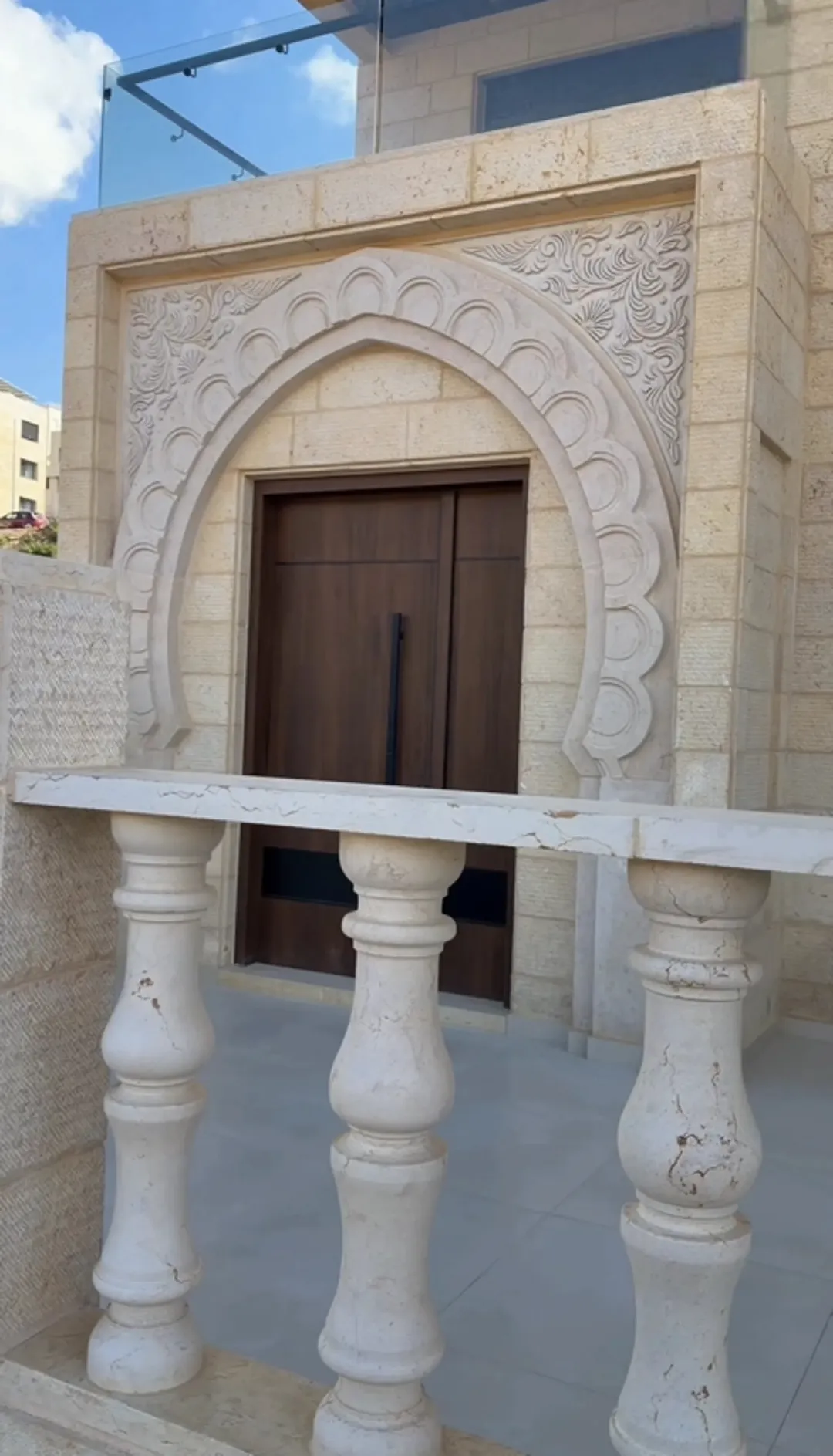 شقة أرضية فاخرة للبيع في موقع متميز طريق المطار الحويطي