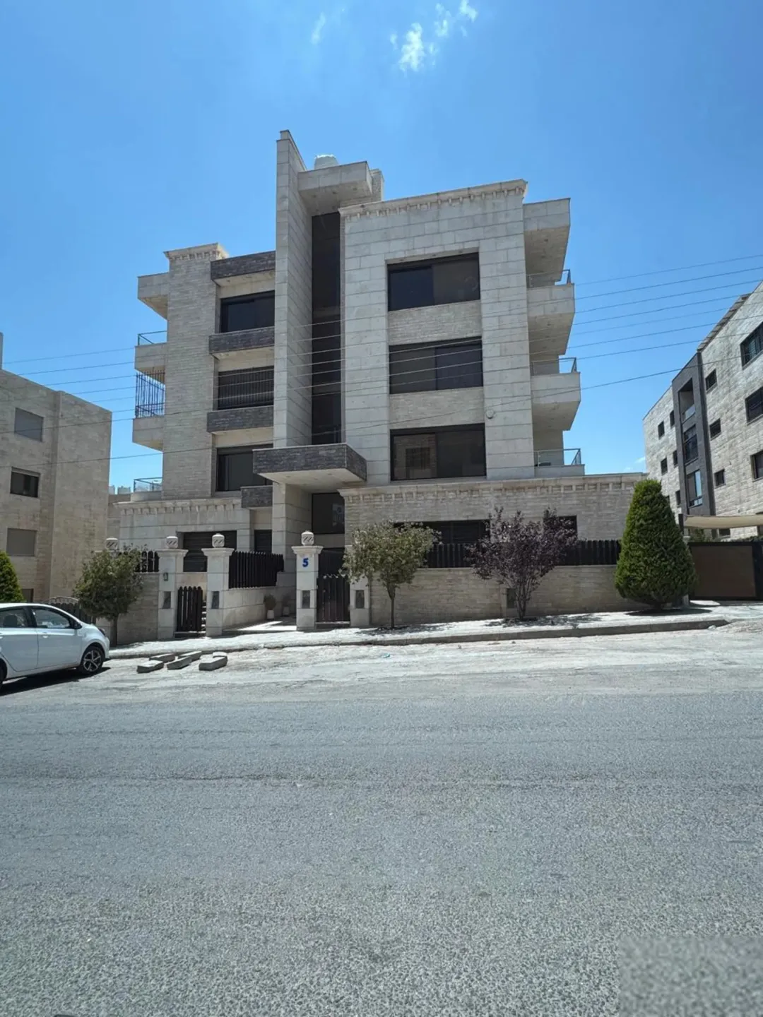 فرصة استثمارية مزاد شقتين فاخرتين في دير غبار بالقرب من مدارس القمة