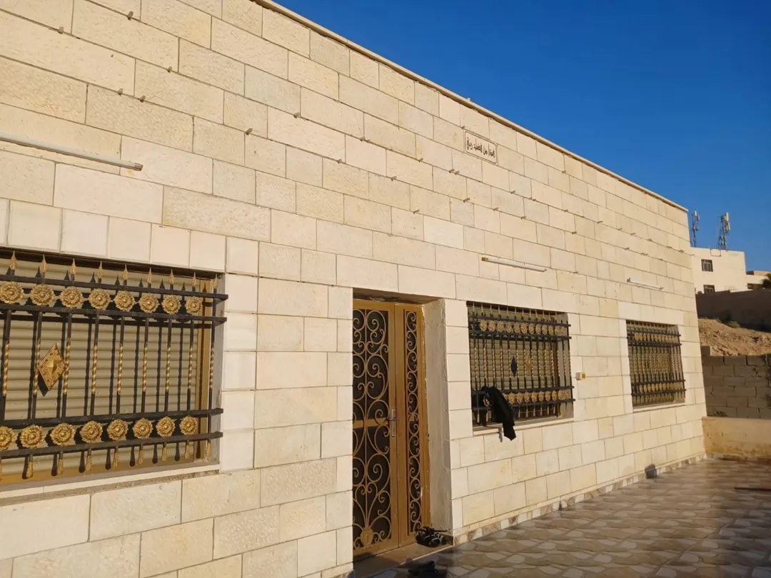 بيت مستقل للبيع مجهز بجميع الخدمات