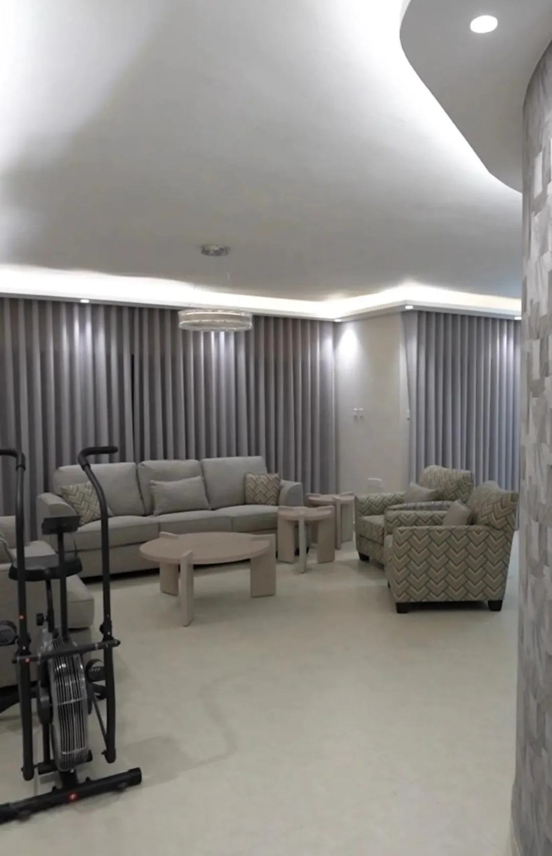 شقة مفروشة ومجددة بالكامل في ارقى عمارة في شارع ابراهيم قطان الدوارالسابع الموازي لشارع عبدالله غوشه