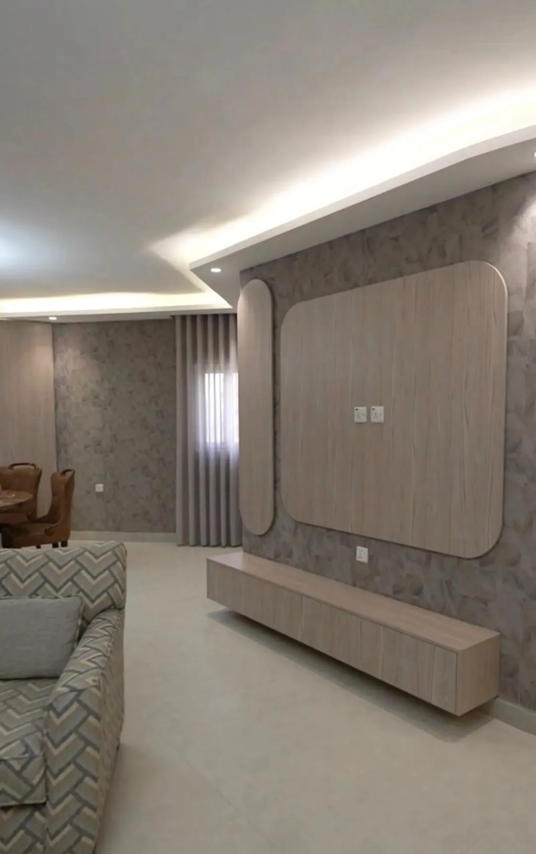شقة مفروشة ومجددة بالكامل في ارقى عمارة في شارع ابراهيم قطان الدوارالسابع الموازي لشارع عبدالله غوشه