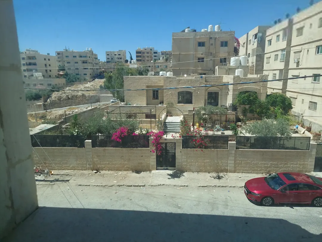 فيلا للبيع بنيت للمالك الزرقاء الجديدة خلف مركز امن البتراوي مطلة و قريبه من شارع 26