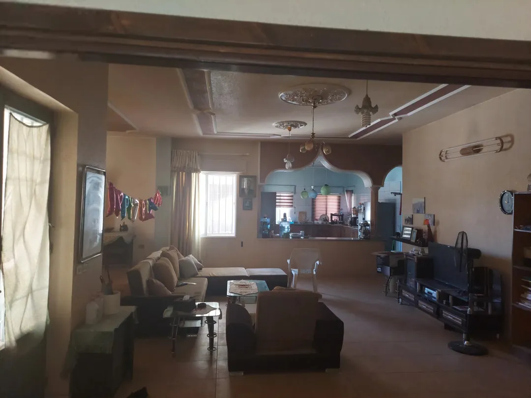 فيلا للبيع بنيت للمالك الزرقاء الجديدة خلف مركز امن البتراوي مطلة و قريبه من شارع 26