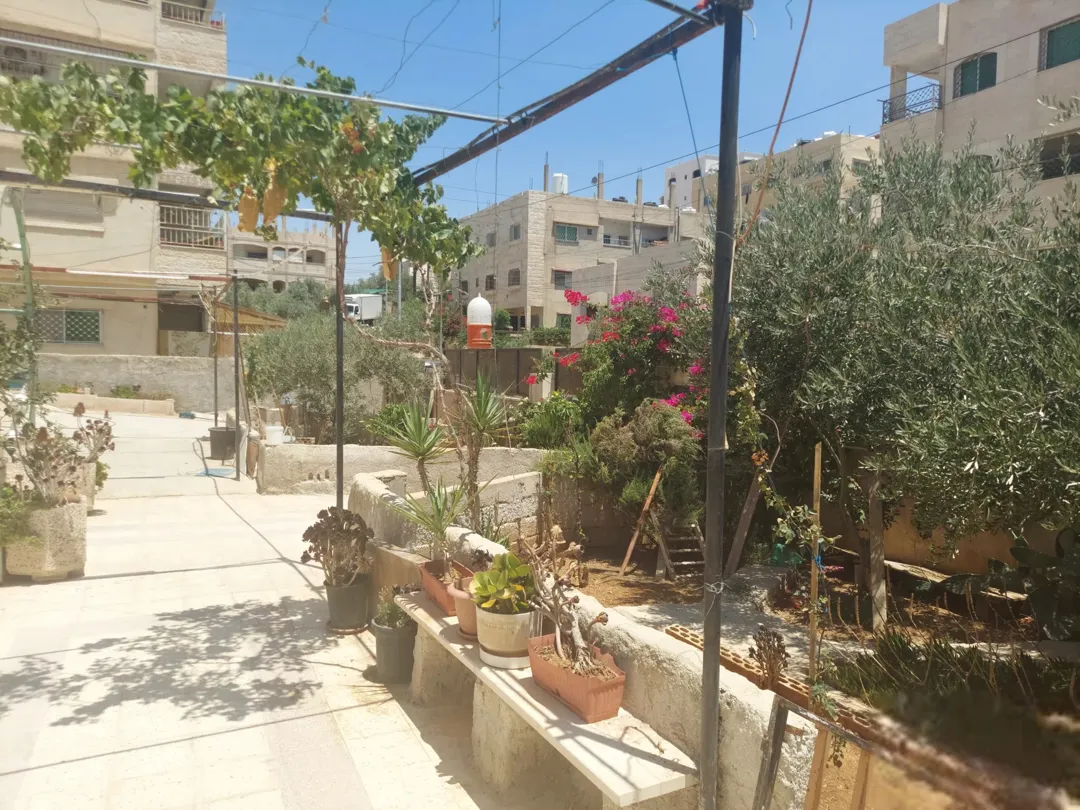 فيلا للبيع بنيت للمالك الزرقاء الجديدة خلف مركز امن البتراوي مطلة و قريبه من شارع 26