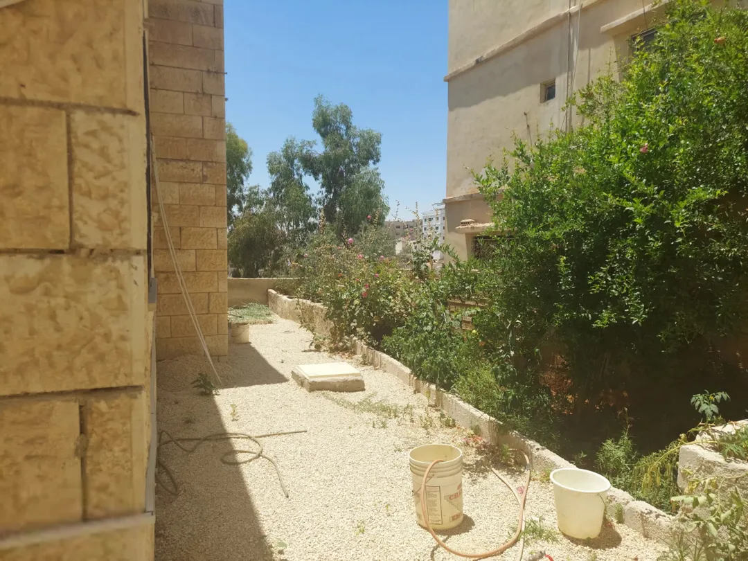 فيلا للبيع بنيت للمالك الزرقاء الجديدة خلف مركز امن البتراوي مطلة و قريبه من شارع 26