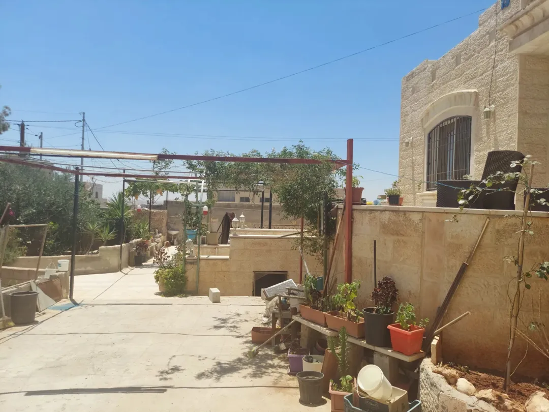 فيلا للبيع بنيت للمالك الزرقاء الجديدة خلف مركز امن البتراوي مطلة و قريبه من شارع 26
