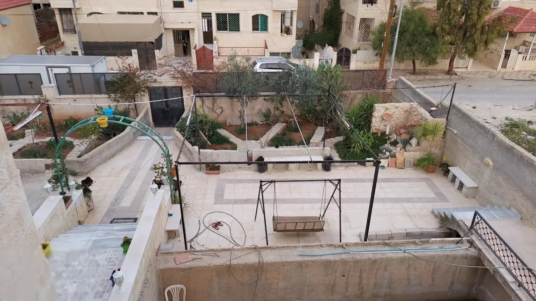 فيلا للبيع بنيت للمالك الزرقاء الجديدة خلف مركز امن البتراوي مطلة و قريبه من شارع 26