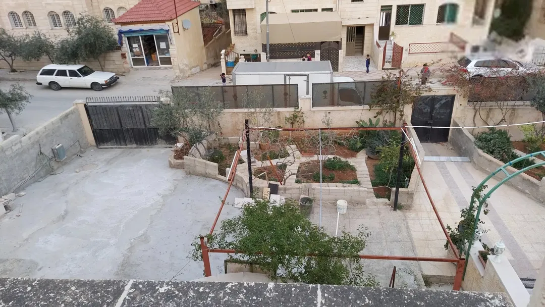 فيلا للبيع بنيت للمالك الزرقاء الجديدة خلف مركز امن البتراوي مطلة و قريبه من شارع 26