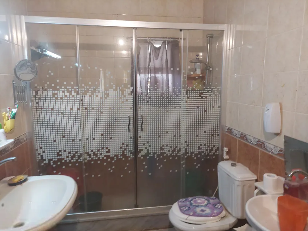 فيلا للبيع بنيت للمالك الزرقاء الجديدة خلف مركز امن البتراوي مطلة و قريبه من شارع 26