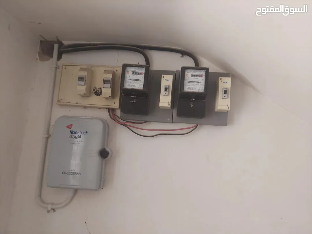 فيلا للبيع بنيت للمالك الزرقاء الجديدة خلف مركز امن البتراوي مطلة و قريبه من شارع 26