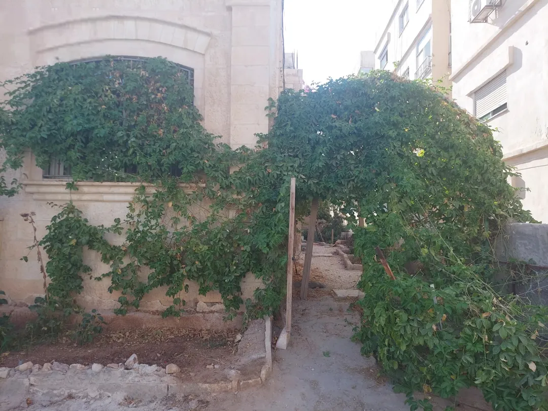 فيلا للبيع بنيت للمالك الزرقاء الجديدة خلف مركز امن البتراوي مطلة و قريبه من شارع 26