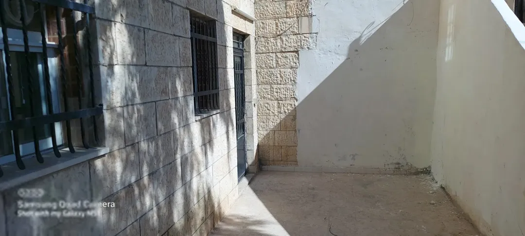 فيلا للبيع بنيت للمالك الزرقاء الجديدة خلف مركز امن البتراوي مطلة و قريبه من شارع 26