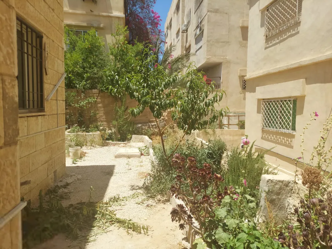 فيلا للبيع بنيت للمالك الزرقاء الجديدة خلف مركز امن البتراوي مطلة و قريبه من شارع 26