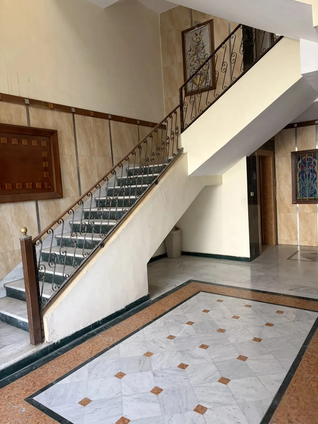 شقة طابقية أرضية فخمة على اشارات دير غبار 395م داخلي + 200م خارجي مع مدخل مستقل وكراج خاص