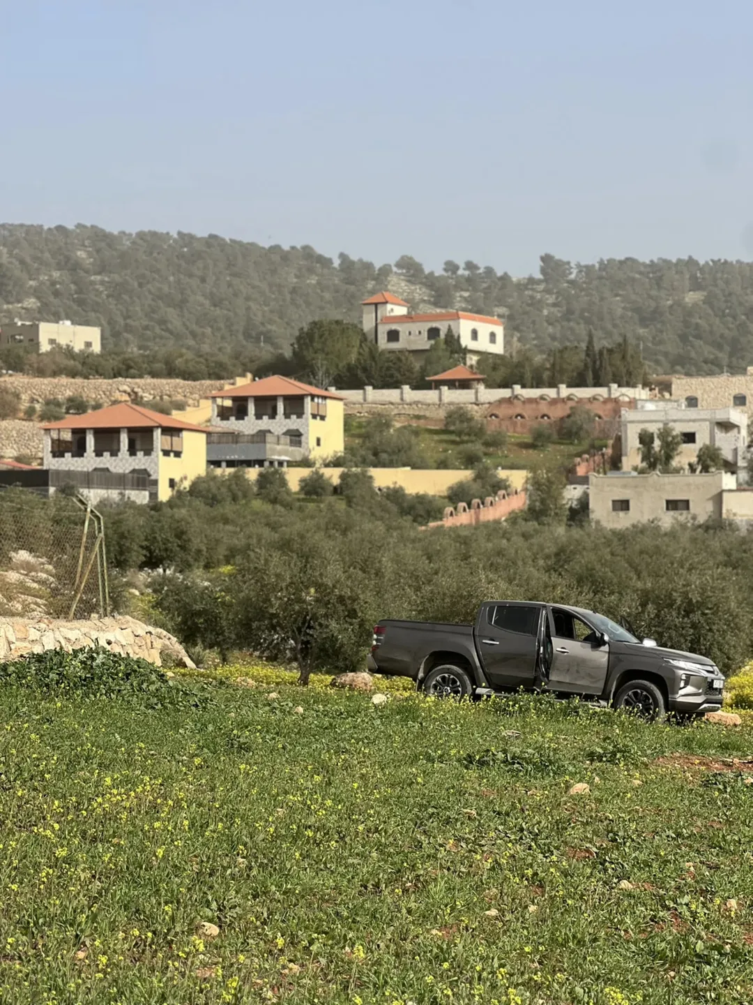 لمن يبحث عن الهدوء والطبيعه ارض للبيع جرش ام قنطره المحمر مساحة 3600متر