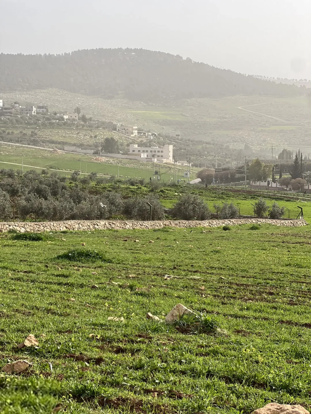 لمن يبحث عن الهدوء والطبيعه ارض للبيع جرش ام قنطره المحمر مساحة 3600متر