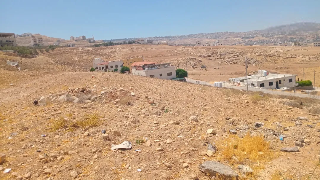 قطعة أرض 500 متر ، إطلالة مُميزة واجهة 25 متر شمال عمان ، ابو نصير ، حوض ام بطمه ، قطعة رقم 1304