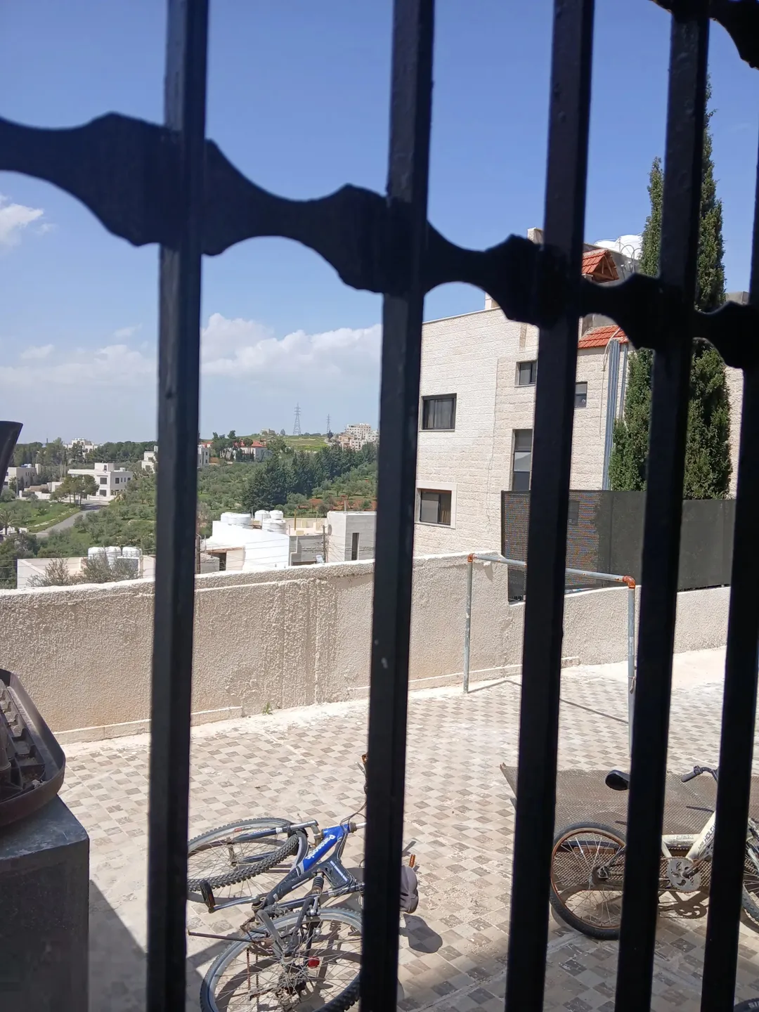 شبه فيلا متلاصقة ساحرة في مرج الحمام في قلب منطقة هادئة تطل على الغرب
