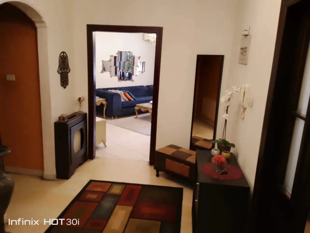 شقة ارضيه مستوى الشارع للبيع الصويفيه