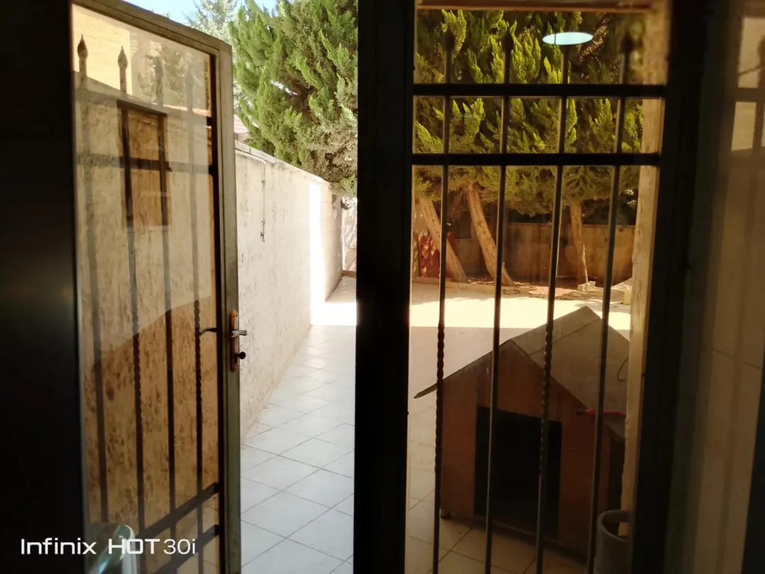 شقة ارضيه مستوى الشارع للبيع الصويفيه